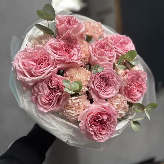 Пионовидные розы Pink O’hara и диантусы с эвкалиптом 