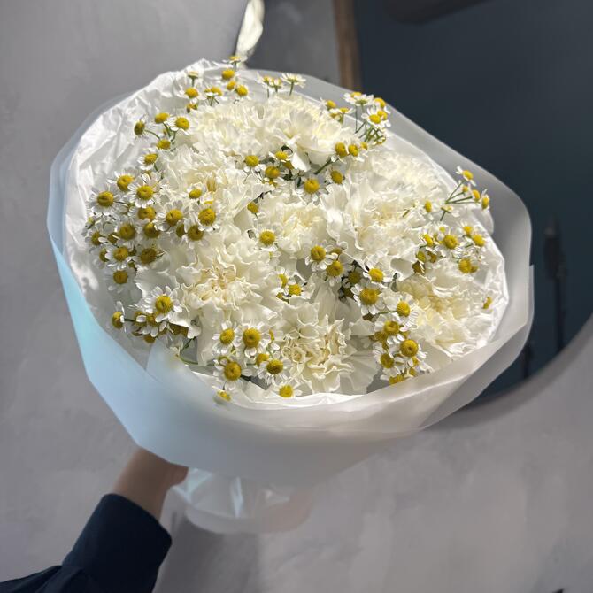 Букет «Cloudlet» с диантусами и ромашками