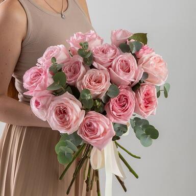 Пионовидные розы Pink O'hara с эвкалиптом 15шт