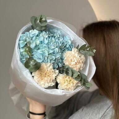 Букет-комплимент с гортензией и диантусами