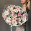 Premium розы White O'hara и ранункулюсы с эвкалиптом