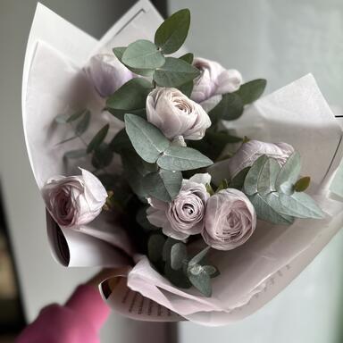 Ранункулюсы Lilac 7шт с эвкалиптом 
