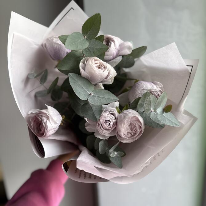 Ранункулюсы Lilac 7шт с эвкалиптом 