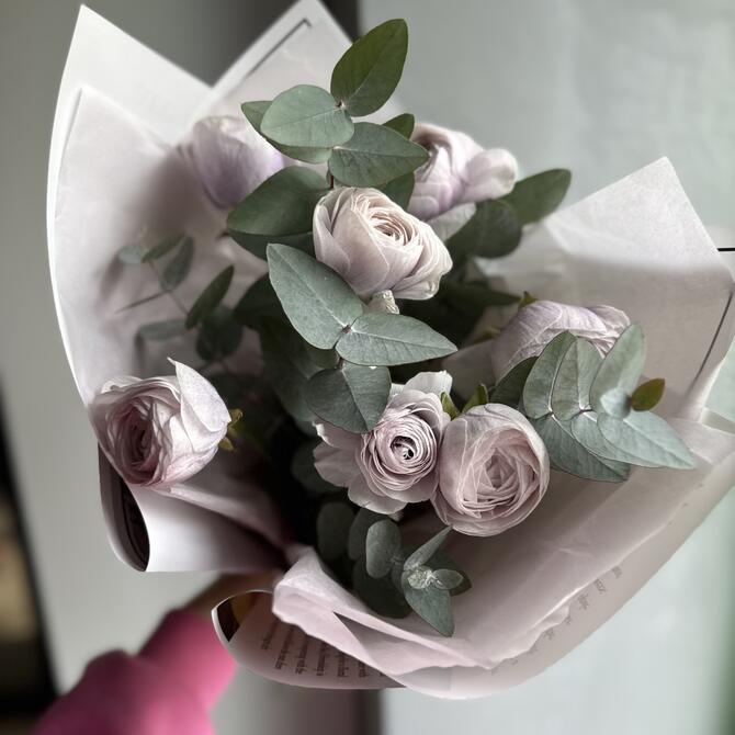 Ранункулюсы Lilac 7шт с эвкалиптом 