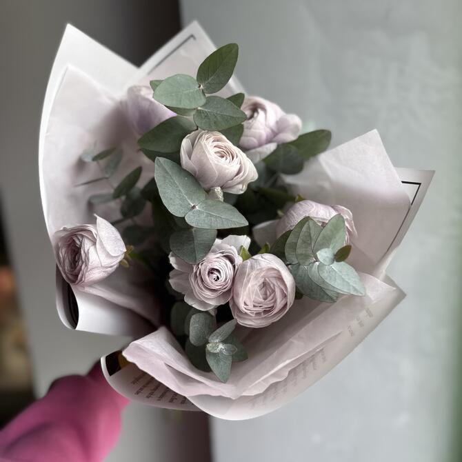 Ранункулюсы Lilac 7шт с эвкалиптом 