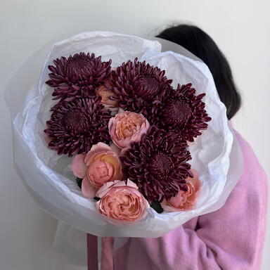 Букет из хризантем Бигуди и пионовидной Джульетты S