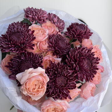 Букет из хризантем Бигуди и пионовидной Джульетты М