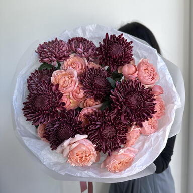 Букет из хризантем Бигуди и пионовидной Джульетты М