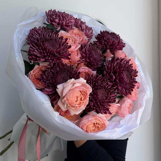 Букет из хризантем Бигуди и пионовидной Джульетты М