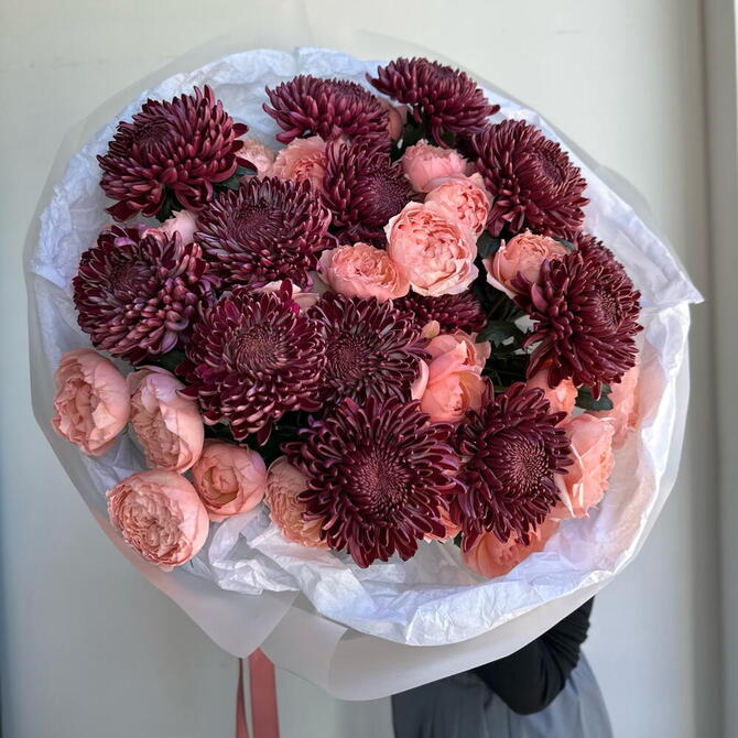 Букет из хризантем Бигуди и пионовидной Джульетты L