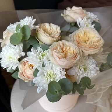 Цветы в коробке «Пионовидные розы и хризантема с эвкалиптом»