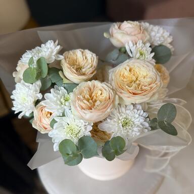 Цветы в коробке «Пионовидные розы и хризантема с эвкалиптом»