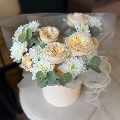 Цветы в коробке «Пионовидные розы и хризантема с эвкалиптом»