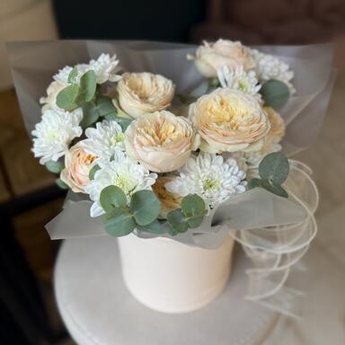 Цветы в коробке «Пионовидные розы и хризантема с эвкалиптом»