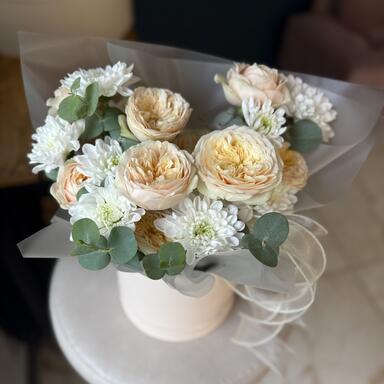 Цветы в коробке «Пионовидные розы и хризантема с эвкалиптом»