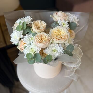 Цветы в коробке «Пионовидные розы и хризантема с эвкалиптом»