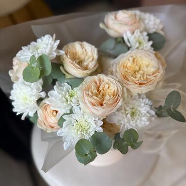 Цветы в коробке «Пионовидные розы и хризантема с эвкалиптом»