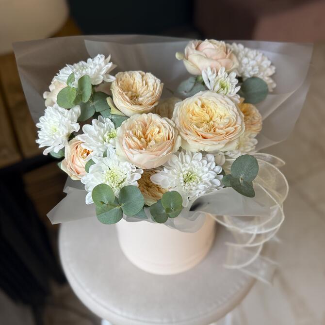 Цветы в коробке «Пионовидные розы и хризантема с эвкалиптом»