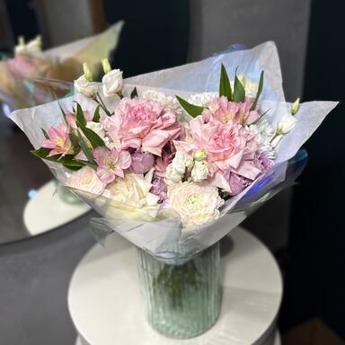 Нежный букет «Camelia» с ранункулюсами 