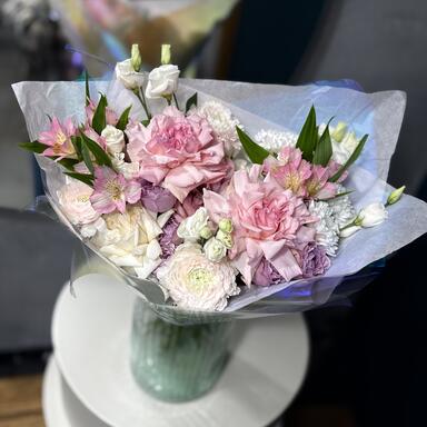 Нежный букет «Camelia» с ранункулюсами 