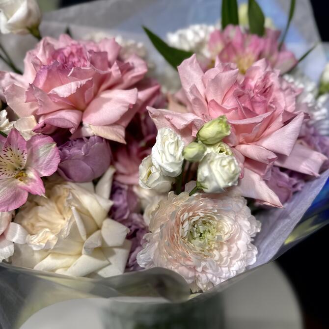 Нежный букет «Camelia» с ранункулюсами 