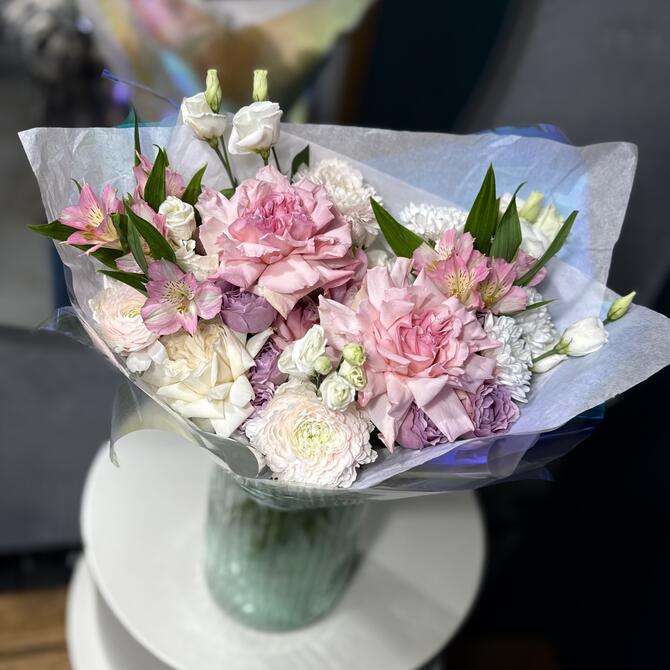 Нежный букет «Camelia» с ранункулюсами 