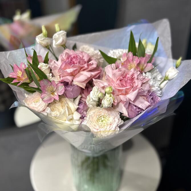 Нежный букет «Camelia» с ранункулюсами 