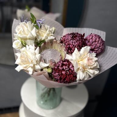 Букет с протеей и французскими розами 