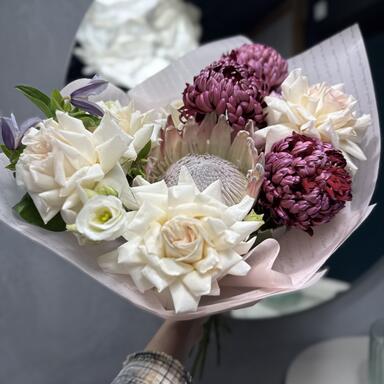 Букет с протеей и французскими розами 