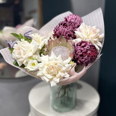 Букет с протеей и французскими розами 