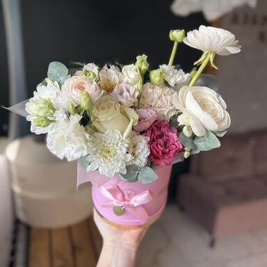 Нежная композиция в коробке с ранункулюсами 