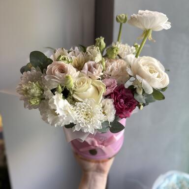 Нежная композиция в коробке с ранункулюсами 