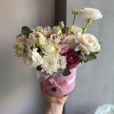 Нежная композиция в коробке с ранункулюсами 