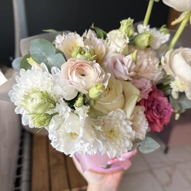 Нежная композиция в коробке с ранункулюсами 