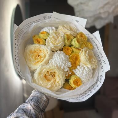 Букет «Sunny» с пионовидными розами и хризантемой бигуди