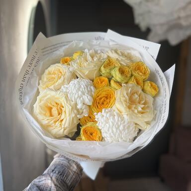Букет «Sunny» с пионовидными розами и хризантемой бигуди