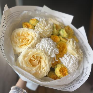 Букет «Sunny» с пионовидными розами и хризантемой бигуди