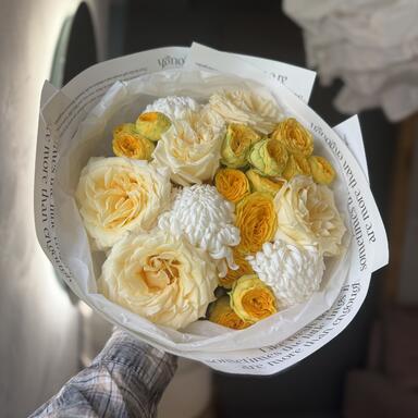 Букет «Sunny» с пионовидными розами и хризантемой бигуди