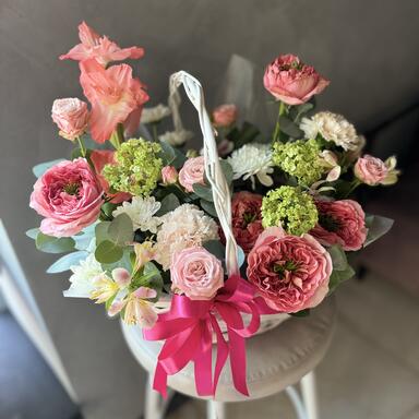 Корзина с цветами "Coral Day"