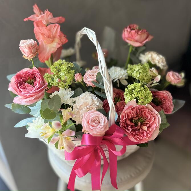 Корзина с цветами "Coral Day"