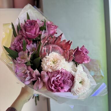 Сборный букет с протеей, ранункулюсами и пионовидными розами 
