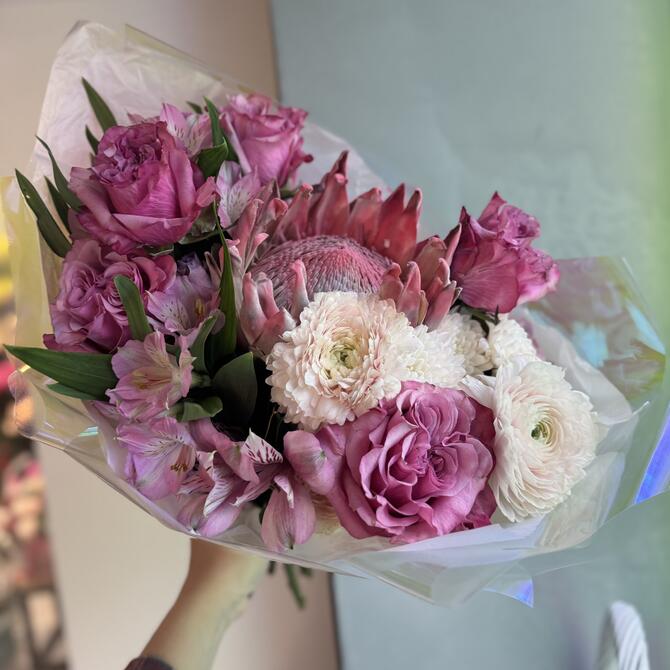 Сборный букет с протеей, ранункулюсами и пионовидными розами 