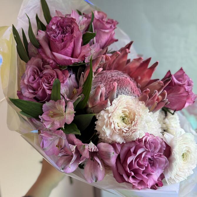 Сборный букет с протеей, ранункулюсами и пионовидными розами 
