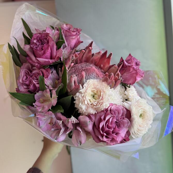 Сборный букет с протеей, ранункулюсами и пионовидными розами 