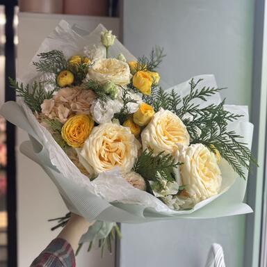 Зимний букет «Туя и пионовидные розы»