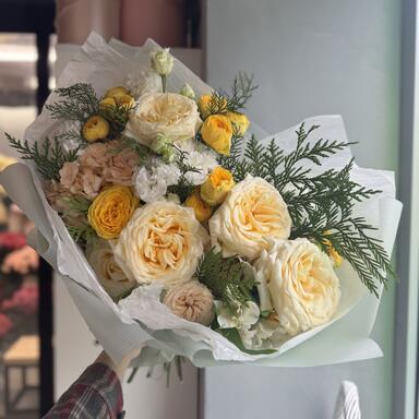 Зимний букет «Туя и пионовидные розы»