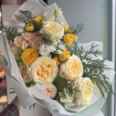 Зимний букет «Туя и пионовидные розы»