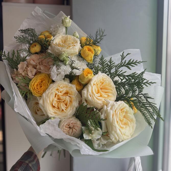 Зимний букет «Туя и пионовидные розы»