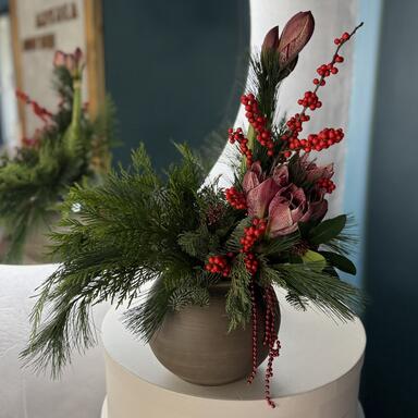 Новогодняя композиция с амариллисами в вазе