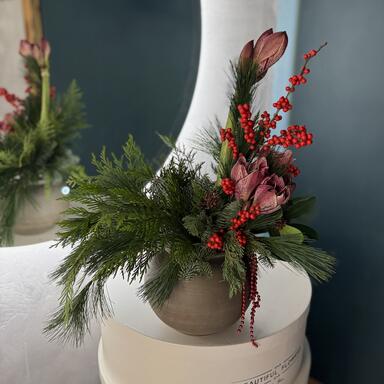 Новогодняя композиция с амариллисами в вазе